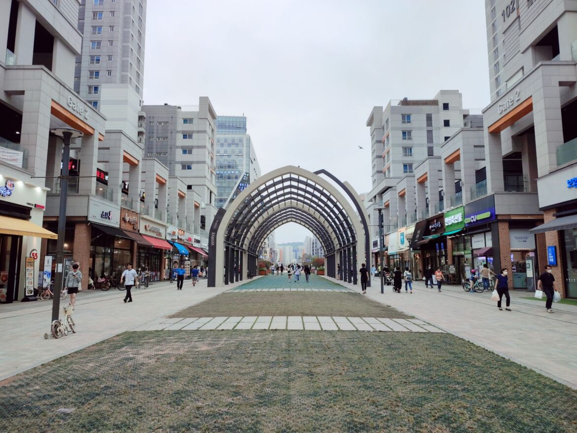 Crowd in a Korean shopping district, representing Musinsa regional store opening in Daegu