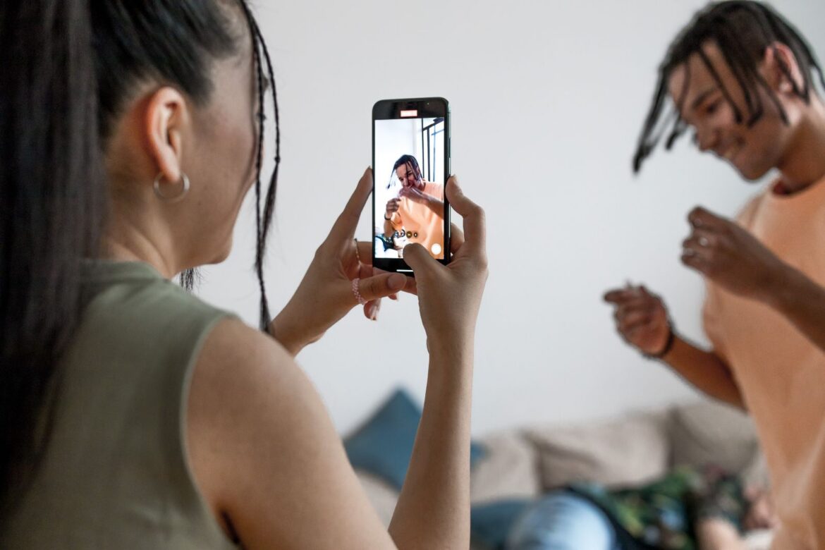 People capturing a short video diary on smartphone, representing Korea Setlog video dating trend