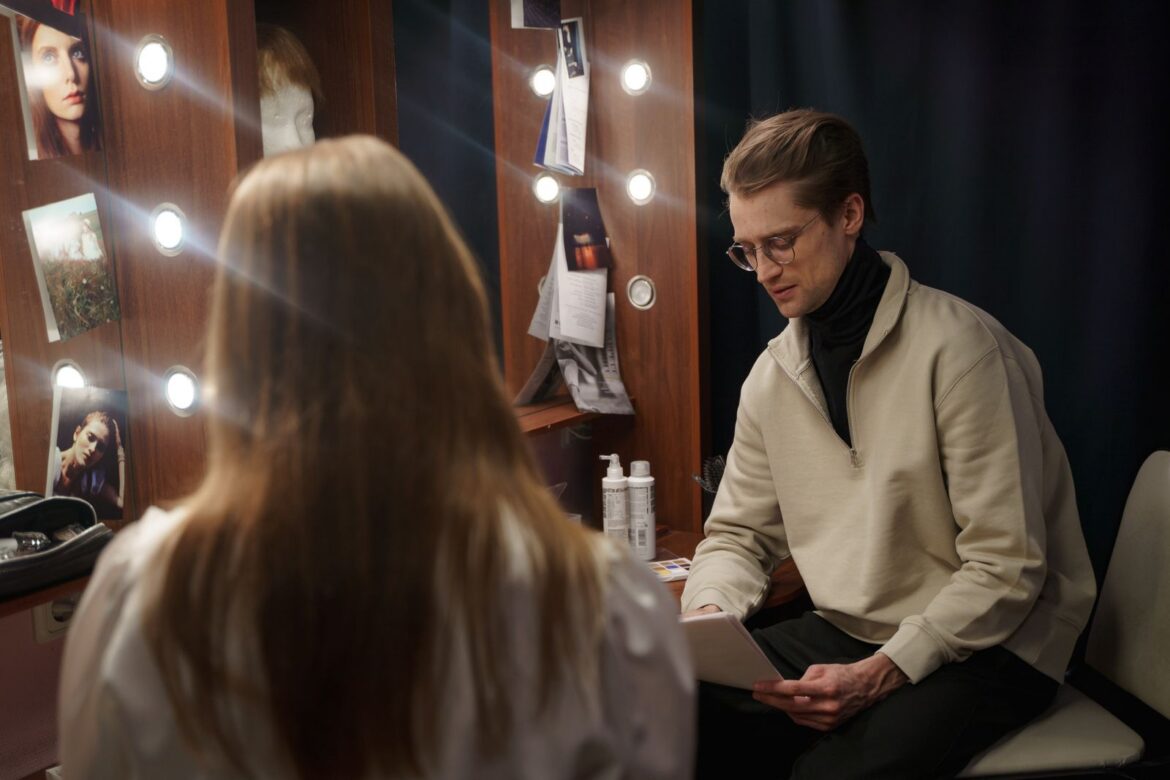 An idol rehearsing backstage
