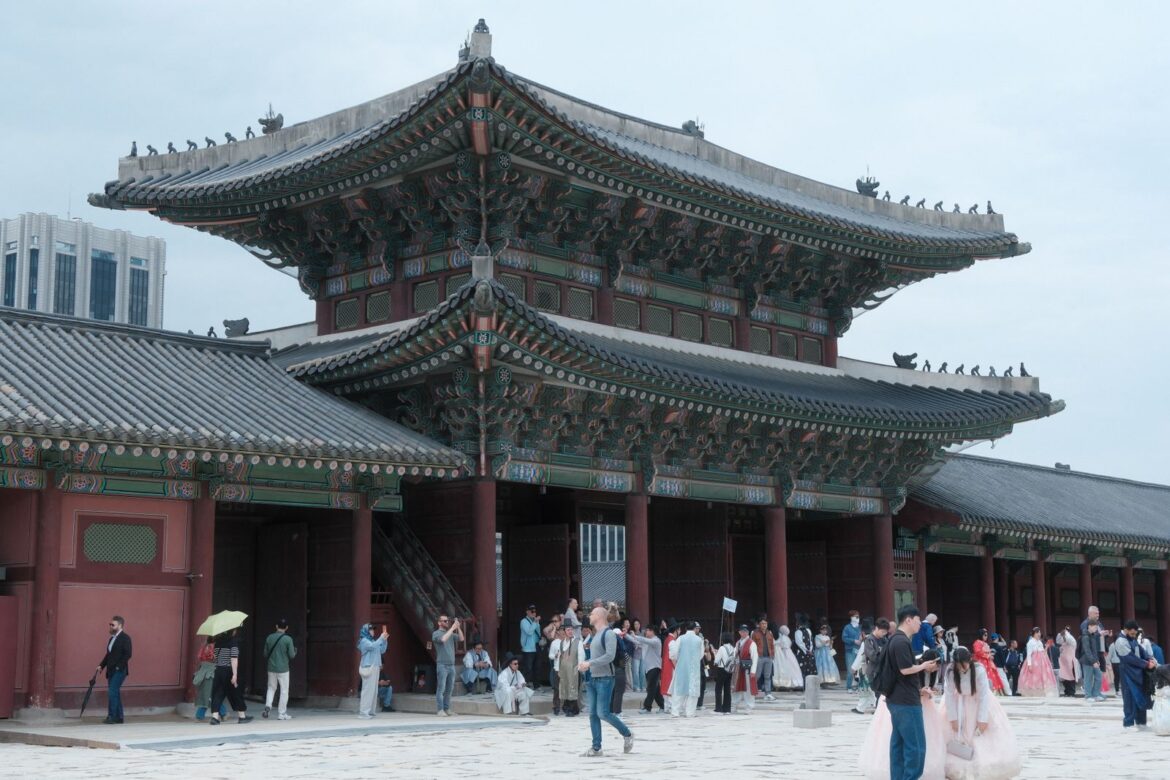 Foreign tourists sightseeing in Seoul, representing Netflix and Korea Tourism Organization joint promotional campaign